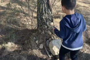 Alumnes de 1r de primària en una sessió de bosc del projecte Claver Ntura al bosc de l'escola