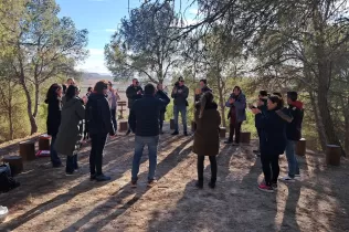 Famílies de MOPI I5 participant del tastet d'escola natura al bosc del Claver