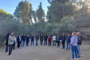 Famílies de MOPI I5 participant del tastet d'escola natura al bosc del Claver