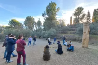 Famílies de MOPI I5 participant del tastet d'escola natura al bosc del Claver