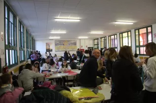 Famílies de l'EPM fent els guarniments de l'arbre de Nadal 