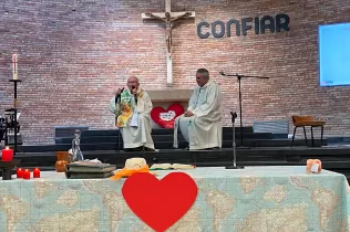 Pare Ignasi Salat i Alexis Bueno sj en un moment de l'eucaristia de l'EPM a l'església del Claver