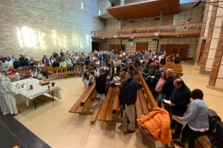 Moment de l'eucaristia de l'EPM a l'església del Claver