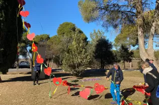 Membres de l'EPM pemjant els guarniments a l'arbre de Nadal