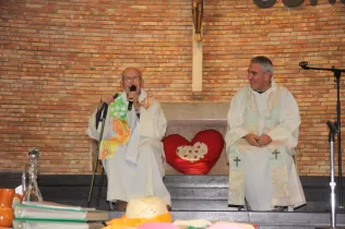 Pare Ignasi Salat i Alexis Bueno sj en un moment de l'eucaristia de l'EPM a l'església del Claver