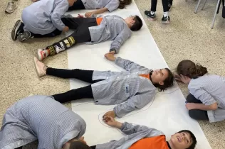 Alumnes de primària Jesuïtes Bellvitge construint la torre