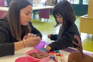 Família de I3 fent un taller de Nadal als Racons Nadalencs amb Famílies de MOPI