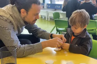 Família de I3 fent un taller de Nadal als Racons Nadalencs amb Famílies de MOPI