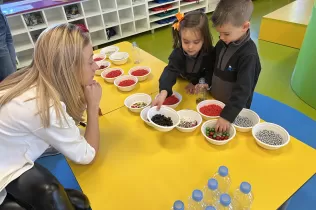 Família de I3 fent un taller de Nadal als Racons Nadalencs amb Famílies de MOPI