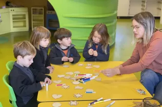 Família de I3 fent un taller de Nadal als Racons Nadalencs amb Famílies de MOPI