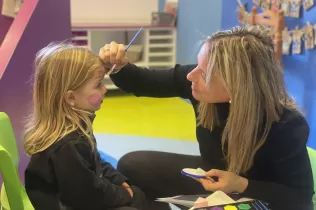 Família de I3 fent un taller de Nadal als Racons Nadalencs amb Famílies de MOPI