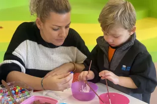 Família de I3 fent un taller de Nadal als Racons Nadalencs amb Famílies de MOPI