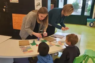 Racons de Nadal amb famílies al MOPI