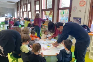 Racons de Nadal amb famílies al MOPI