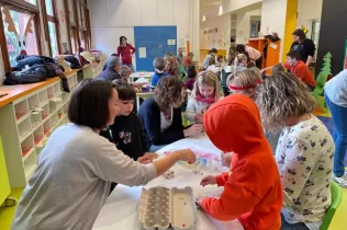 Racons de Nadal amb famílies al MOPI