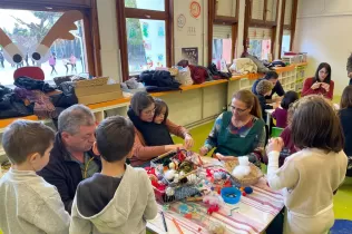 Racons de Nadal amb famílies al MOPI