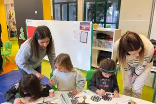 Racons de Nadal amb famílies al MOPI