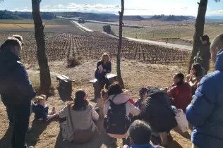 Famílies i infants a la cerca del Tió al bosc del Claver i trobant un contacontes nadalenc pel camí