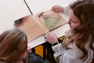 Apadrinament lector: Alumnes de 6è de primària fents de padrins lectors dels alumnes de 1r de primària