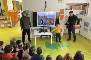 Alumnes de MOPI 5 treballant el projecte dels animals i rebent famílies del curs que els han fet activtat per conèixer els gossos com animals domèstics