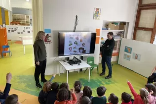 Alumnes de MOPI 5 treballant el projecte dels animals i rebent famílies del curs que els han fet activtat per conèixer els gossos com animals domèstics