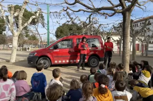 Alumnes de MOPI 5 treballant el projecte dels animals i rebent famílies del curs que els han fet activtat per conèixer els gossos com animals domèstics