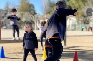 Alumnes de MOPI (etapa infantil) a l'activitat de "So i Moviment" al pati de l'escola