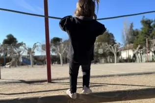 Alumnes de MOPI (etapa infantil) a l'activitat de "So i Moviment" al pati de l'escola