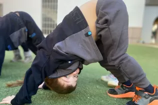 Alumnes de MOPI (etapa infantil) a l'activitat de "So i Moviment" al pati de l'escola