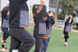 Alumnes de MOPI (etapa infantil) a l'activitat de "So i Moviment" al pati de l'escola