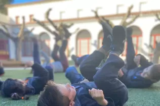 Alumnes de MOPI (etapa infantil) a l'activitat de "So i Moviment" al pati de l'escola