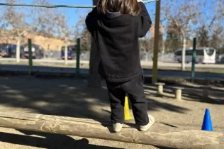 Alumnes de MOPI (etapa infantil) a l'activitat de "So i Moviment" al pati de l'escola