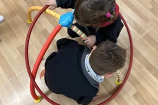 Alumnes de MOPI (etapa infantil) a l'activitat de "So i Moviment" a la Sala dels Miralls de l'escola