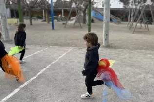 Alumnes de MOPI (etapa infantil) a l'activitat de "So i Moviment" al pati de l'escola