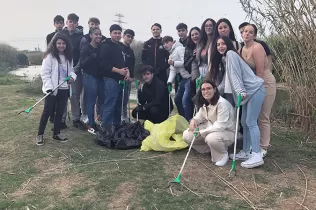 Alumnat d'FP a la recollida de residus del riu Llobregat