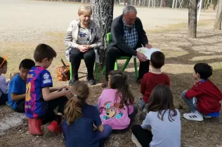 Activitat de conta contes per a l'alumnat de 1r de primària amb padrines i padrins, al pati del Claver