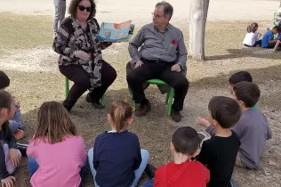 Activitat de conta contes per a l'alumnat de 1r de primària amb padrines i padrins, al pati del Claver