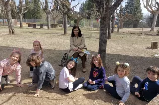 Activitat de conta contes per a l'alumnat de 1r de primària amb padrines i padrins, al pati del Claver