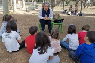 Activitat de conta contes per a l'alumnat de 1r de primària amb padrines i padrins, al pati del Claver