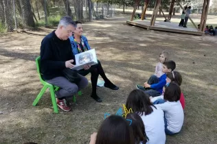 Activitat de conta contes per a l'alumnat de 1r de primària amb padrines i padrins, al pati del Claver