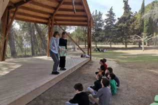 Activitat de conta contes per a l'alumnat de 1r de primària amb padrines i padrins, al pati del Claver