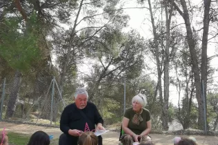 Activitat de conta contes per a l'alumnat de 1r de primària amb padrines i padrins, al pati del Claver