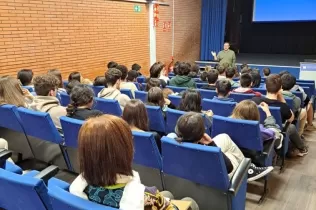 Xavier Garí, historiador, conflictòleg i irenòleg amb l'alumnat de BAT i 4t d'ESO