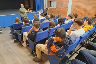 Xavier Garí, historiador, conflictòleg i irenòleg amb l'alumnat de BAT i 4t d'ESO