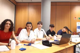 Alumnes de 1r Batxillerat de Jesuïtes Lleida Col·egi Claver als debats de la fase final de la Lliga Debat de la Xarxa Vives, a Castelló de la Plana l'abril de 2024