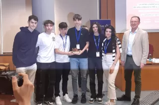 Alumnes de 1r Batxillerat de Jesuïtes Lleida Col·egi Claver als debats de la fase final de la Lliga Debat de la Xarxa Vives, a Castelló de la Plana l'abril de 2024