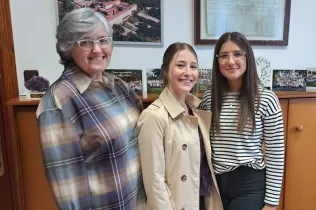 Maria Febas i Alèxia Aguilar, alumnes de 1r de Bat, guanyadores del 2n i 3r premi, respectivament, del Concurs Periodístic Josep Pernau