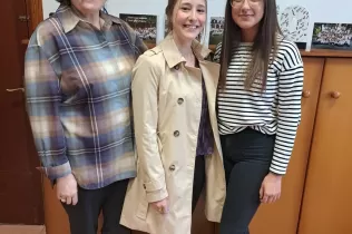 Maria Febas i Alèxia Aguilar, alumnes de 1r de Bat, guanyadores del 2n i 3r premi, respectivament, del Concurs Periodístic Josep Pernau