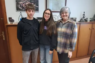 Víctor Garcia i Aina Montagut, alumnes de 2n Bat i guanyadors del 1r i 2n premi, respectivament, dels XLVII Premis de poesia en català Màrius Torres