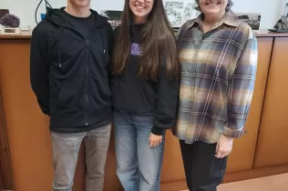 Víctor Garcia i Aina Montagut, alumnes de 2n Bat i guanyadors del 1r i 2n premi, respectivament, dels XLVII Premis de poesia en català Màrius Torres